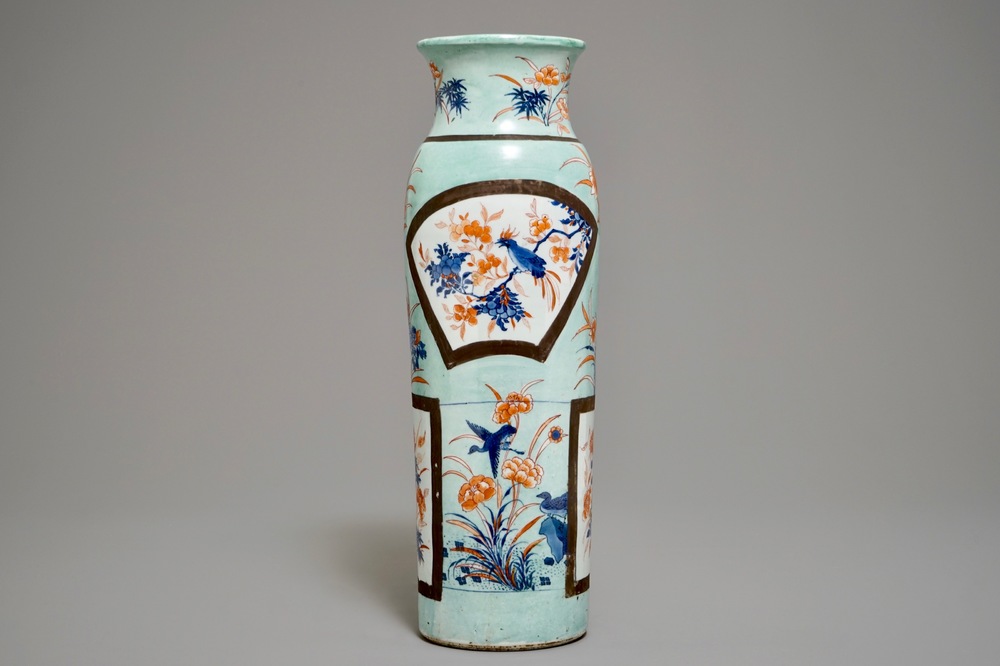 Un vase de forme rouleau en porcelaine de Chine surd&eacute;cor&eacute; en Europe, &eacute;poque Transition
